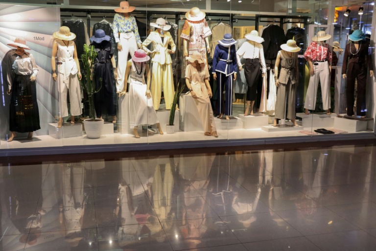 Des mannequins portant des vêtements féminins dans un centre commercial, le 30 juin 2026 à Hérat, dans l'ouest de l'Afghanistan 