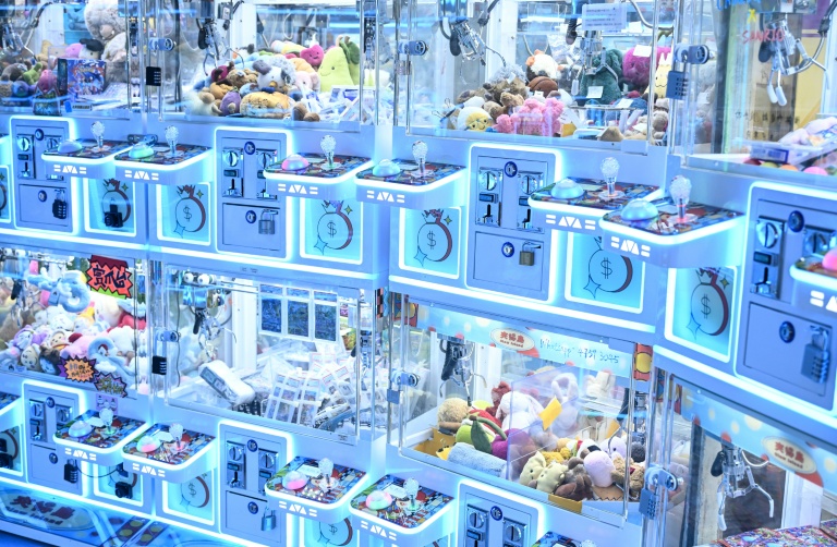 Des machines à pinces dans un centre commercial de Hong Kong, le 11 mai 2026 