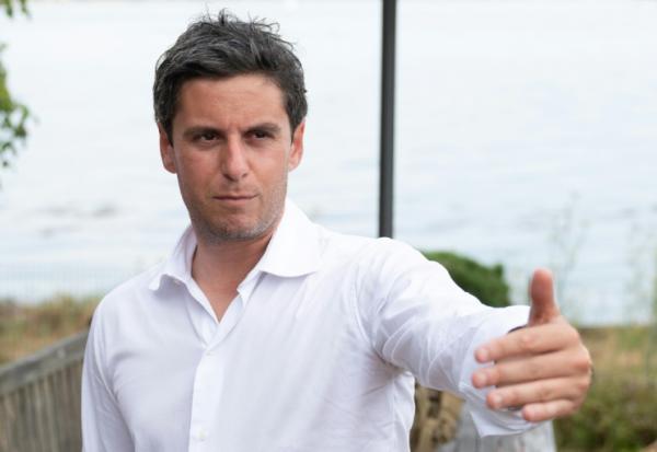 Le candidat à la présidentielle et patron de Renaissance Gabriel Attal à l'Ile-aux-Moines, le 25 juillet 2025