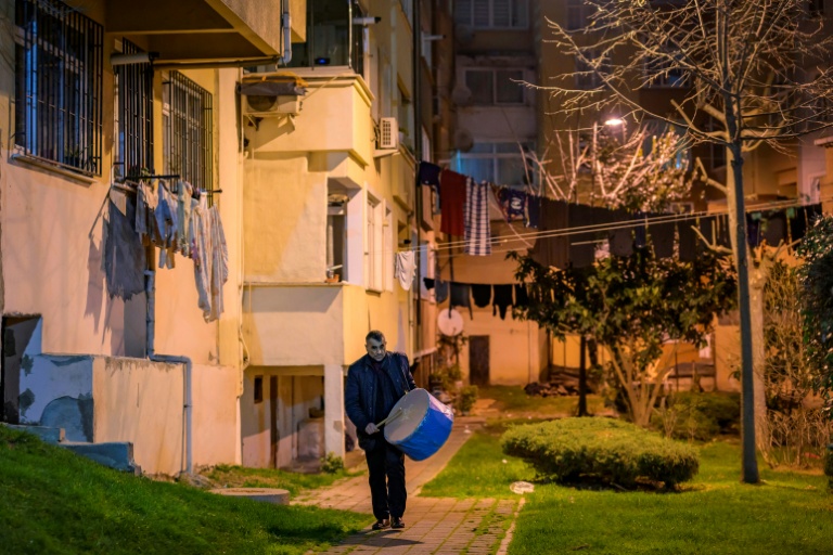 Un joueur de davul, tambour à deux faces, sonne l'heure du dernier repas avant d'entamer le jeûne du ramadan à l'aube, le 24 février 2026 à Istanbul
