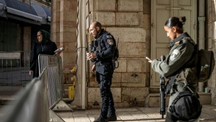 Barrage de la police israélienne filtrant les accès à l’église du Saint-Sépulcre où est célébrée la messe de Pâques, à huis clos en raison de la guerre, dans la vieille ville de Jérusalem, le 5 avril 2026 