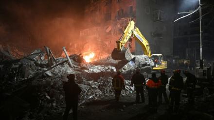 Des pompiers s'affairent dans les ruines d'un immeuble détruit par un raid aérien russe à Kharkiv, en Ukraine, le 2 janvier 2026 