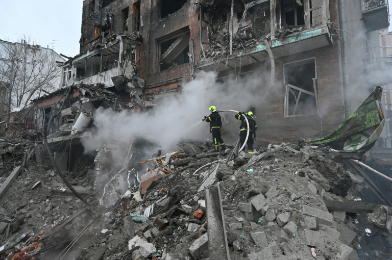 Des pompiers ukrainiens éteignent un incendie provoqué par des frappes russes sur la ville de Kharkiv le 2 janvier 2026