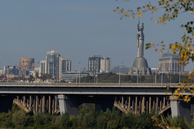 Cette photographie montre le pont Darnytsia à Kiev, le 5 octobre 2026