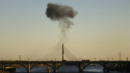 De la fumée s'élève d'un pont enjambant le Dniepr après une frappe de drone russe sur Kiev, en Ukraine, le 2 octobre 2026