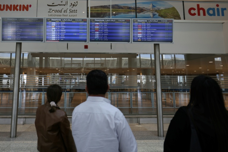 Des passagers scrutent leur vol sur les écrans de l'aéroport de Beyrouth, le 10 avril 2026.

