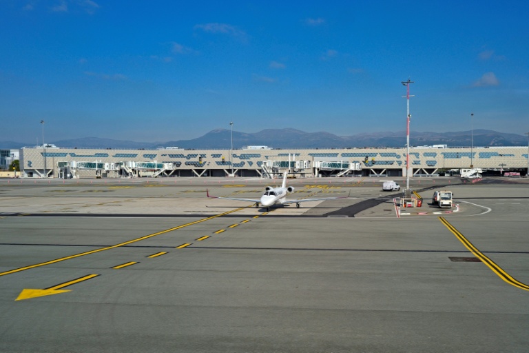Un avion stationné dans la nouvelle extension du Terminal 2 de l'aéroport international de Nice Côte d'Azur, à Nice, le 10 avril 2026
