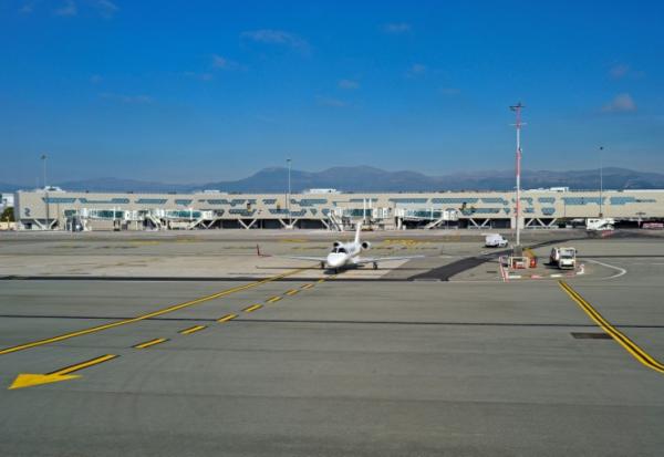 Un avion stationné dans la nouvelle extension du Terminal 2 de l'aéroport international de Nice Côte d'Azur, à Nice, le 10 avril 2026