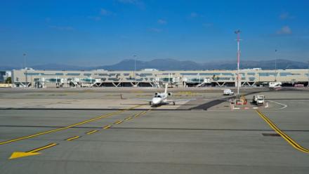 Un avion stationné dans la nouvelle extension du Terminal 2 de l'aéroport international de Nice Côte d'Azur, à Nice, le 10 avril 2026