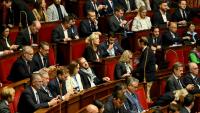 Marine Le Pen (c), présidente du groupe RN, assise avec les députés du RN et ceux de son allié l'UDR lors de la journée réservée à l'Assemblée nationale, le 8 octobre 2026 à Paris