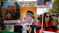 (ARCHIVES) Une personne brandit une pancarte sur laquelle on peut lire « Non au projet de loi Yadan » alors que des manifestants participent à un rassemblement contre ce projet de loi, qui vise à lutter contre les nouvelles formes d'antisémitisme, à Paris, le 12 avril 2026.