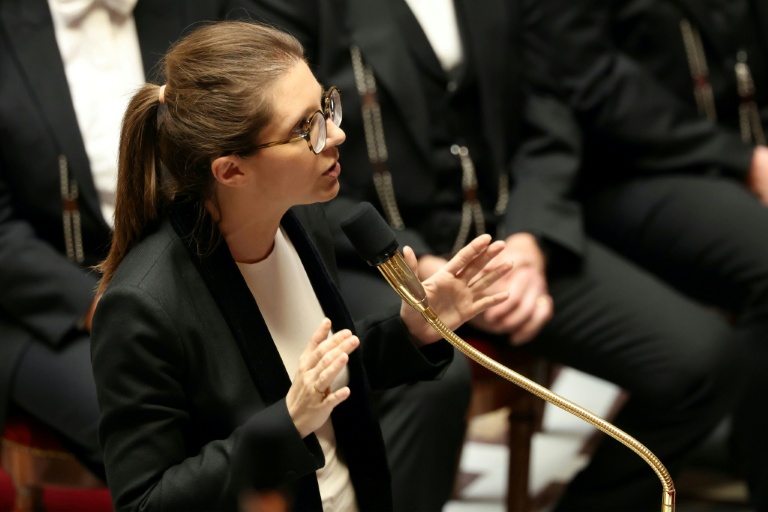 La ministre déléguée chargée de la Lutte contre les discriminations, Aurore Berge, prononce un discours lors d'une séance de questions au gouvernement à l'Assemblée nationale, la chambre basse du Parlement français, à Paris, le 14 avril 2026.