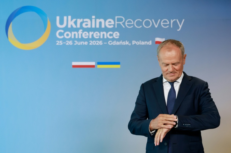 Le Premier ministre polonais Donald Tusk regarde sa montre le 25 juin 2026 à Gdansk en Pologne, à l'ouverture de la Conférence pour la reconstruction de l'Ukraine