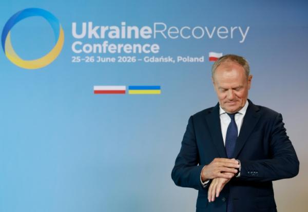 Le Premier ministre polonais Donald Tusk regarde sa montre le 25 juin 2026 à Gdansk en Pologne, à l'ouverture de la Conférence pour la reconstruction de l'Ukraine