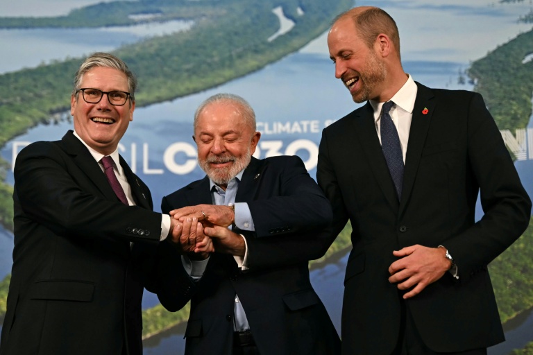 Le président brésilien Lula (centre) avec le Premier ministre britannique Keir Starmer (gauche) et le prince William au sommet d'ouverture de la COP30 à Belem au Brésil le 6 novembre 2025