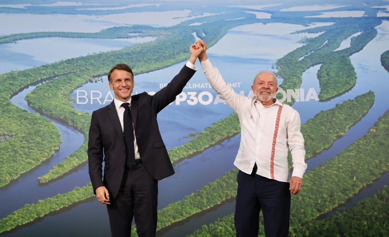 Le président français Emmanuel Macron et son homologue brésilien Lula au sommet précédant la COP30 à Belem le 6 novembre 2025 