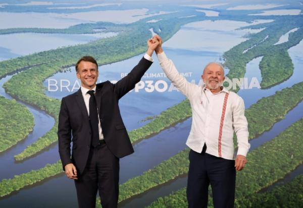Le président français Emmanuel Macron et son homologue brésilien Lula au sommet précédant la COP30 à Belem le 6 novembre 2025 