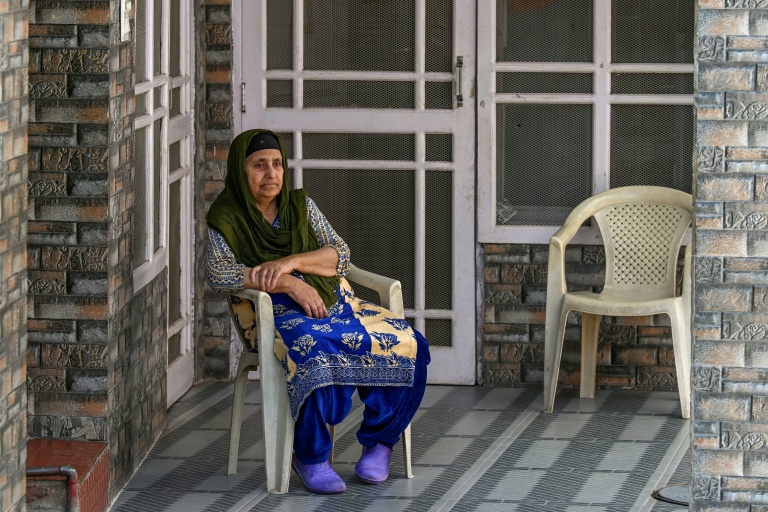 Jagdish Kaur, qui a perdu son fils et une grande partie de son audition pendant le conflit indo-pakistanais de 2025, assise devant sa maison du district frontalier de Poonch, le 6 avril 2026 en Inde