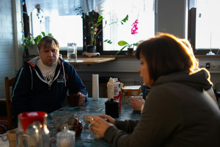Alexander Kuznetsov et Anjelika Hovi, deux Russes établis de longue date à Tohmajärvi, le 4 février 2026 au Minimotel