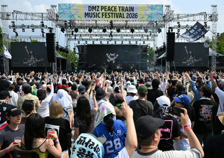 Le groupe de rock indépendant Peach Truck Hijackers en concert au DMZ Peace Train Festival à Cheorwon, près de la frontière avec la Corée du Nord, le 14 juin 2026 en Corée du Sud