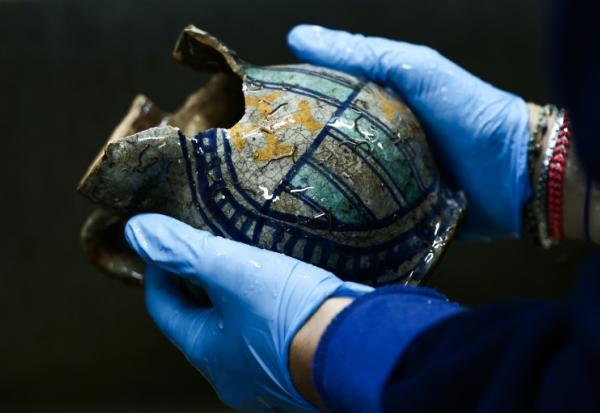 Une cruche en céramique, récupérée sur l'épave du Camarat 4, lors de son analyse au laboratoire du Drassm à Marseille, le 16 avril 2026