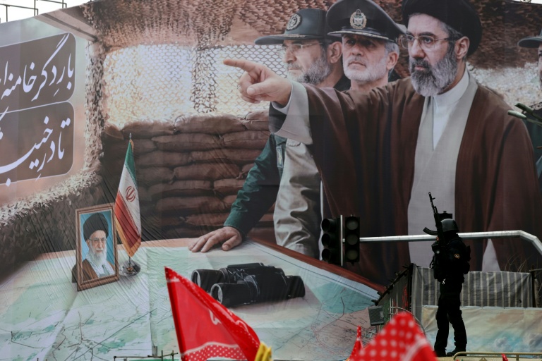 Un portrait géant du nouveau guide suprême iranien Mojtaba Khamenei à Téhéran, le 13 mars 2026