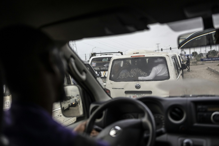 Un ambulancier bloqué dans un embouteillage à Lagos, capitale économique du Nigeria qui ne compte qu'une centaine d'ambulances pour 20 millions d'habitants, le 8 septembre 2025
