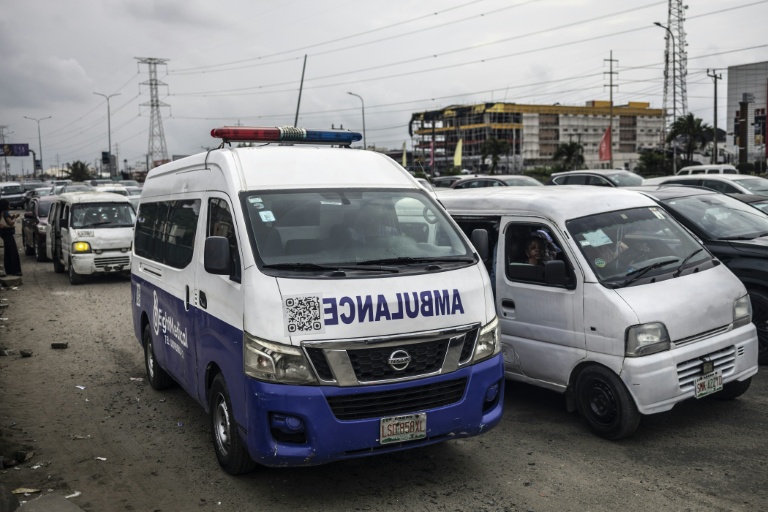 Une ambulance privée à Lagos bloquée dans un embouteillage sur la voie express Lekki-Epe à Lagos, capitale économique du Nigeria, le 8 septembre 2025