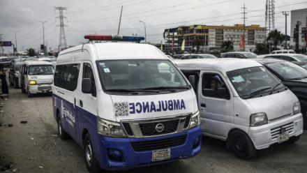 Une ambulance privée à Lagos bloquée dans un embouteillage sur la voie express Lekki-Epe à Lagos, capitale économique du Nigeria, le 8 septembre 2025