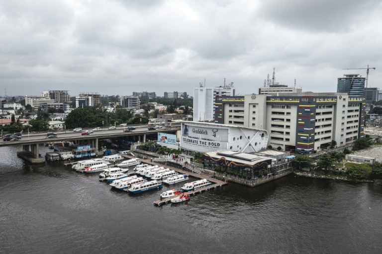 Une clinique flottante et un bateau-ambulance amarré à une jetée de Lagos, alternative au manque d'ambulances et aux embouteillages qui paralysent la ville et mettent en danger la vie des patients, le 26 août 2025