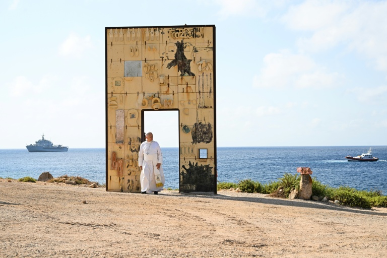 Le pape Léon XIV devant la 
