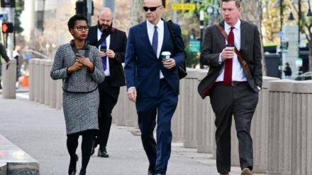 Phyllis Jones (à gauche), avocate de Meta, arrive au tribunal à Los Angeles, en Californie, le 9 février 2026