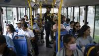 Un policier à bord d'un bus dans le district populaire de San Juan de Lurigancho, le 8 avril 2026 à Lima