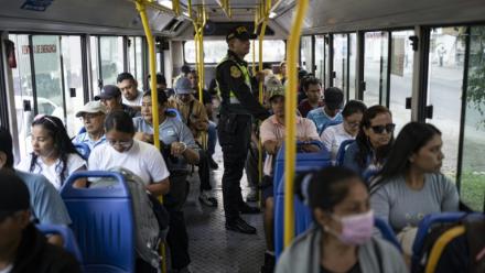 Un policier à bord d'un bus dans le district populaire de San Juan de Lurigancho, le 8 avril 2026 à Lima
