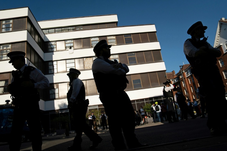 Des policiers devant l'hôtel Thistle Barbican à Londres, qui héberge des demandeurs d'asile, le 8 août 2025, avant des manifestations de l'extrême droite