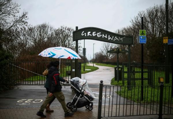 Des piétons avec une poussette passent devant le carrefour de Greenway et de High Street South à East Ham, dans l'est de Londres, le 13 janvier 2026, où le bébé Elsa a été retrouvé en janvier 2024