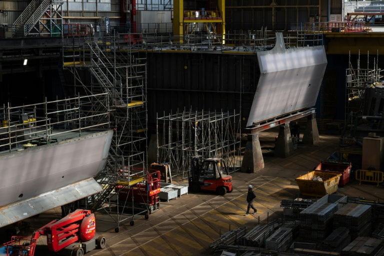 Dans un atelier du site de Naval Group à Lorient, dans l'ouest de la France,  qui fabrique des frégates, le 30 septembre 2026