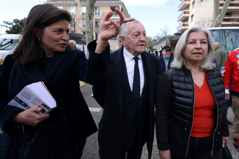 Jean-Michel Aulas (C), candidat de la droite et du centre à la mairie de Lyon, et la LR Béatrice De Montille (G), le 18 mars 2026 à Lyon