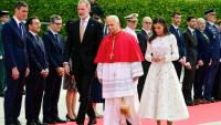 Le pape Léon XIV (C) accueilli à l'aéroport par le roi d'Espagne Felipe VI (G) et la reine Letizia, le 6 juin 2026 à Madrid