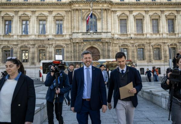 Le candidat du Rassemblement national (RN) Franck Allisio quitte la préfecture après avoir déposé sa liste électorale à l'issue du 1er tour des municipales, le 17 mars 2026 à Marseille