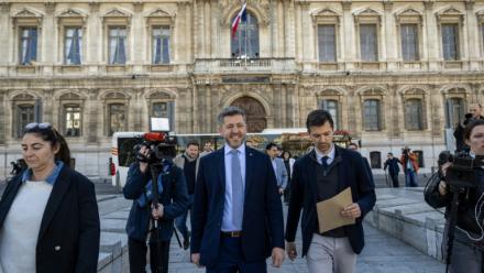 Le candidat du Rassemblement national (RN) Franck Allisio quitte la préfecture après avoir déposé sa liste électorale à l'issue du 1er tour des municipales, le 17 mars 2026 à Marseille