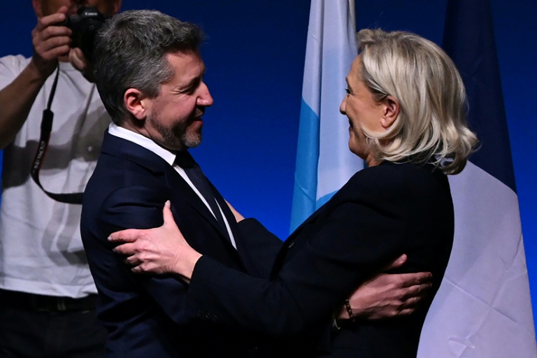 Marine Le Pen (à droite), présidente du RN, et Franck Allisio, candidat RN à la mairie de Marseille, lors d'un meeting à Marseille, le 16 janvier 2026