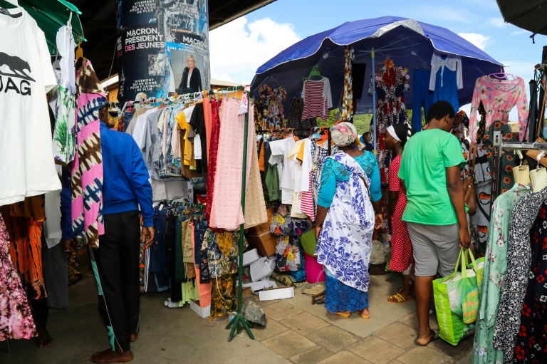 Des clients au marché couvert de Mamoudzou à Mayotte, le 1er mai 2022