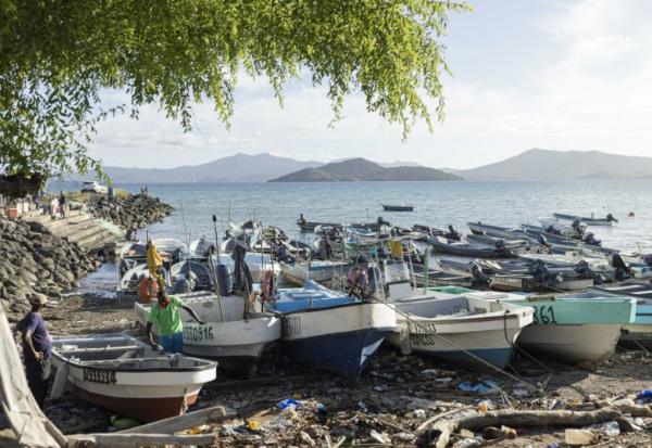 Pêcheurs et bateaux de pêche dans le port de Dzaoudzi, à Mayotte, le 29 avril 2023