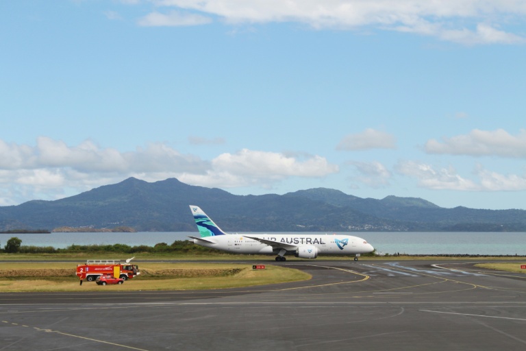 Un avion de la compagnie Air Austral arrive sur le tarmac de l'aéroport de Dzaoudzi-Pamandzi à Mayotte, le 3 juin 2016