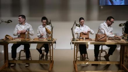 A l’entrée du défilé Tod’s à Milan, des artisans réalisent des articles en cuir et des broderies "Made in Italy", le 27 février 2026