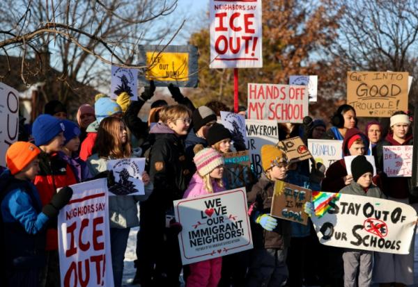 Des manifestants appellent au départ de la police fédérale de l'immigration, vendredi 9 janvier 2026 à Minneapolis