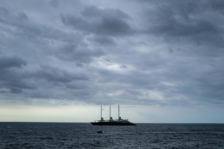L’Orient Express Corinthian, le plus grand voilier du monde, navigue au large de Monaco à l’occasion du Monaco Yacht Show, le 23 septembre 2026