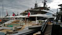 Un superyacht doté d’une piscine est amarré au port Hercule, à Monaco, à l’occasion du Monaco Yacht Show, le 23 septembre 2026