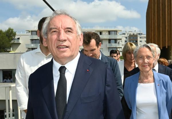 Le Premier ministre François Bayrou, à gauche et la ministre de l'Education Elisabeth Borne, à droite, à Montpellier le 6 juin 2025